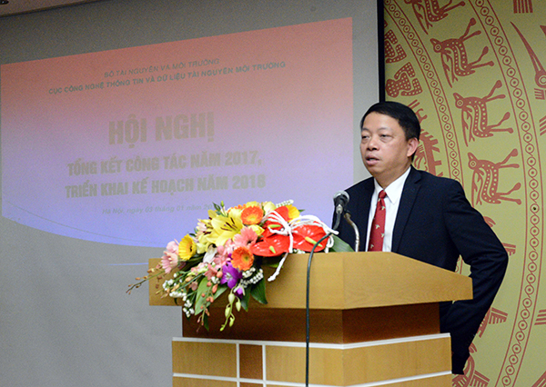 Ông Lê Phú Hà - Cục trưởng Cục Công nghệ thông tin và dữ liệu tài nguyên môi trường báo cáo tại Hội nghị