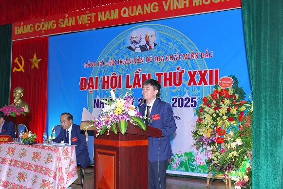Đồng chí Vũ Quang Lân - Bí thư Đảng ủy Liên đoàn thông qua Báo cáo chính trị tại Đại hội