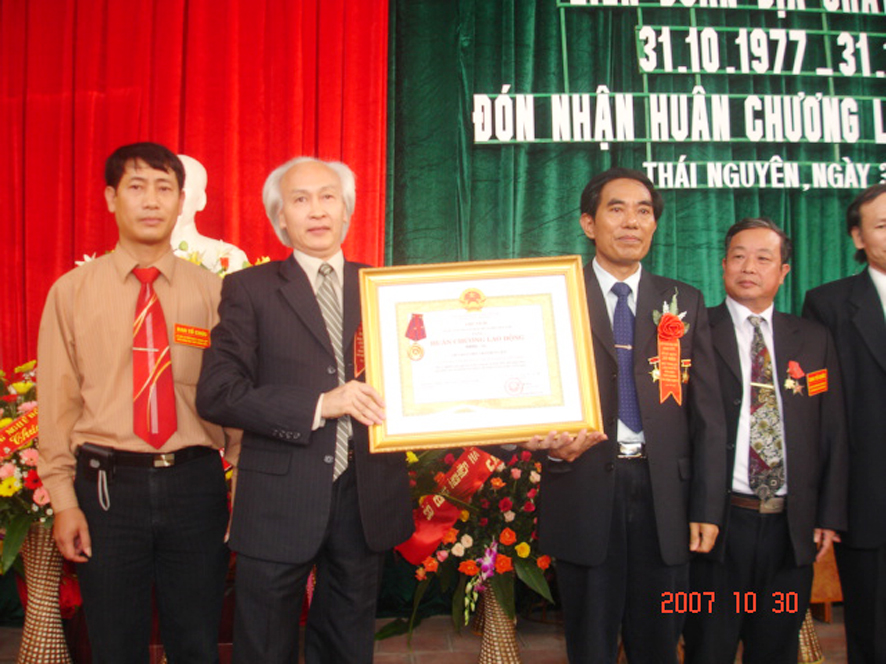 Thứ trưởng Bộ TN&amp;MT trao Huân chương lao động hạng Nhì cho Liên đoàn.