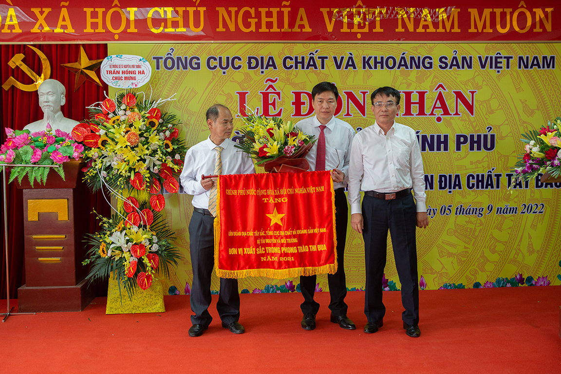 Phó Tổng Cục trưởng Nguyễn Văn Nguyên trao cờ thi đua của Chính phủ cho Lãnh đạo Liên đoàn địa chất Tây Bắc