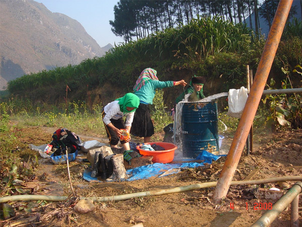 Dân địa phương sử dụng nước lỗ khoan MV1 tại xã Pả Vi