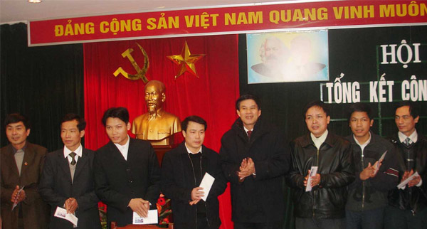 Cục trưởng Cục Địa chất và Khoáng sản Việt Nam trao thưởng cho các tập thể, cá nhân có thành tích xuất sắc năm 2007