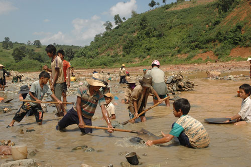 Việc khai thác vàng sa khoáng tràn lan ở tỉnh Kon Tum đã gây ra nhiều hệ lụy
