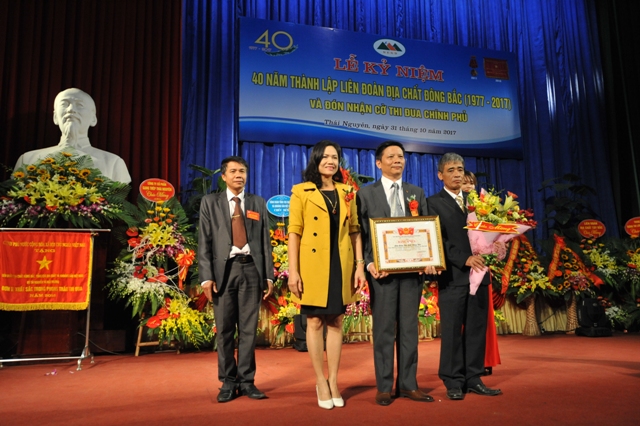 Đ/c Lưu Thị Bích Đào, Trưởng ban Thi đua khen thưởng Tỉnh Thái Nguyên trao tặng Bằng khen 