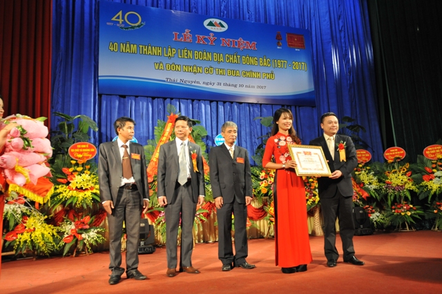 Đ/c Nguyễn Xuân Quang, Bí thư Đoàn Thanh niên Tổng cục Địa chất và Khoáng sản Việt Nam trao tặng bằng khen
