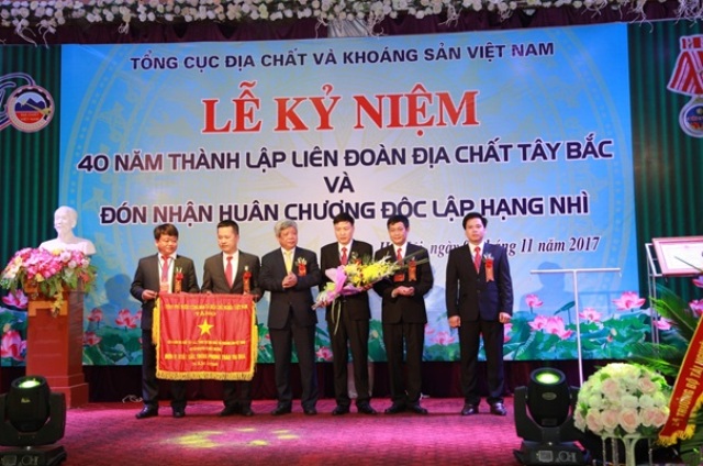 Đ/c Nguyễn Linh Ngọc, Thứ trưởng Bộ TN&MT trao tặng Cờ Thi đua của Chính phủ năm 2016 cho Liên đoàn ĐCTB
