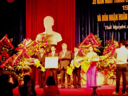 Thứ trưởng Nguyễn Linh Ngọc trao Huân chương Lao động hạng Nhất cho Liên đoàn Địa chất Đông Bắc