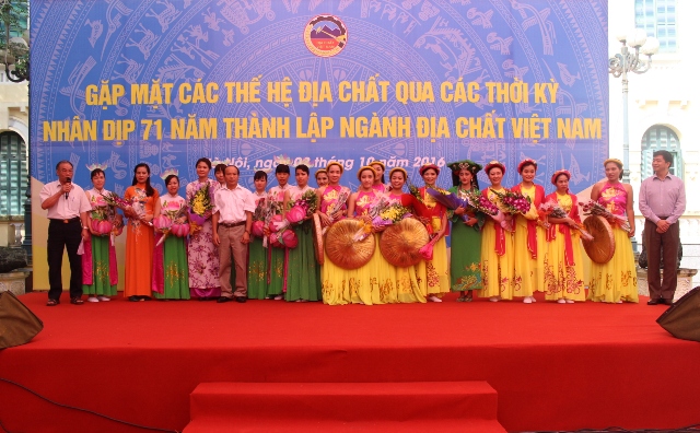 Phó Tổng Cục trưởng Lại Hồng Thanh và Chủ tịch Công đoàn Tổng cục Lê Hồng Thái tặng hoa các đội văn nghệ