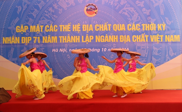 Tiết mục "Múa dân gian Việt Nam" của Công đoàn Liên đoàn Địa chất và khoáng sản biển