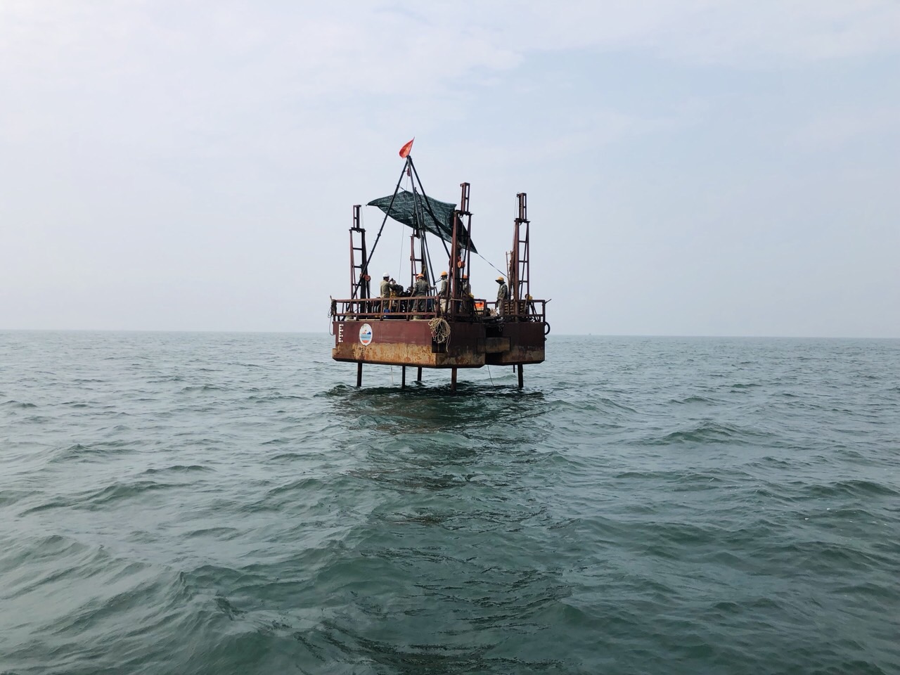 Ảnh 5: Giàn khoan biển GKB.01 của Liên đoàn Địa chất và Khoáng sản biển đang hoạt động tại vùng biển Nam Định.