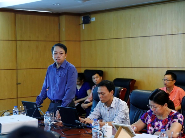Cục trưởng Cục Công nghệ thông tin Lê Phú Hà báo cáo tại cuộc họp