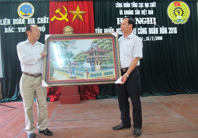 Công đoàn Tổng cục tặng ảnh lưu niệm cho Liên đoàn Địa chất Bắc Trung Bộ