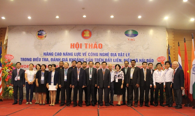 Lãnh đạo Tổng cục ĐC&KS VN cùng Hội Khoa học Kỹ thuật Địa vật lý Việt Nam chụp ảnh lưu niệm cùng các đoàn nước ngoài