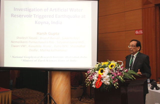  GS. Harsh Gupta ( Ấn Độ) với bài trình bày: Nghiên cứu động đất kích thích hồ thủy điện Koyna, India
