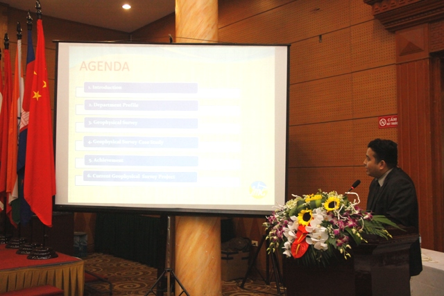 Mr. Shahrul Ridzuan Zainal Rashid  (Malaysia) với bài trình bày: Nghiên cứu than bùn sử dụng phương pháp trường chuyển và điện trở 2D ở Kota Samarahan, Sarawak, Malaysia