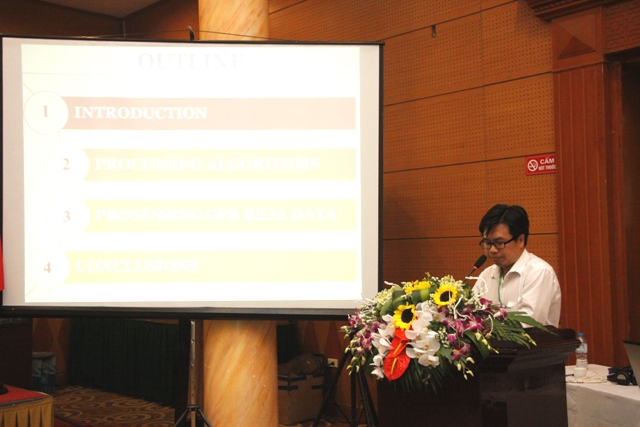 Tác giả Nguyễn Thành Vấn với bài trình bày: Xử lý định lượng tài liệu ra đa xuyên đất