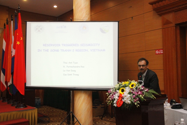 TS.KH. Nss. Punachandra Rao với bài trình bày: động đất kích thích hồ thủy điện Sông Tranh 2 (Việt Nam)