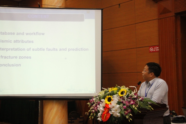 Tác giả Nguyễn Thanh Tùng với bài trình bày: Ứng dụng phương pháp phân tích thuộc tính địa chấn để nghiên cứu đới dập vỡ