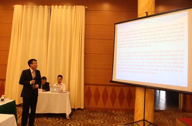 TS. Nguyễn Văn Nguyên với bài trình bày: Một số thành tựu công nghệ địa vật lý trong điều tra, đánh giá khoáng sản trên đất liền, biển và hải đảo ở Việt Nam