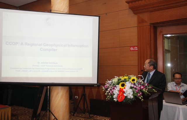  Mr. Adichat Surinkum ( Tổ chức CCOP) với bài trình bày: Thành lập thông tin địa vật lý trong khu vực