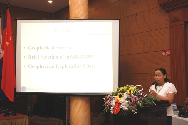  Ms. Jihua Qiao, Ms. Liu Jia (Trung Quốc) với bài trình bày: Kỹ thuật sử dụng phần mềm phân tích, luận giải tài liệu từ-trọng lực phục vụ điều tra, đánh giá khoáng sản