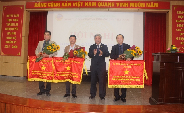 Thứ trưởng Nguyễn Linh Ngọc trao Cờ thi đua của Bộ TN&MT cho 03 tập thể thuộc Tổng cục Địa chất và Khoáng sản Việt Nam