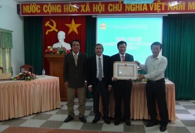Phó Tổng Cục trưởng Bùi Vĩnh Kiên trao tặng bằng khen Bộ trưởng Bộ Tài nguyên và Môi trường cho tập thể Liên đoàn có thành tích xuất sắc trong năm 2015