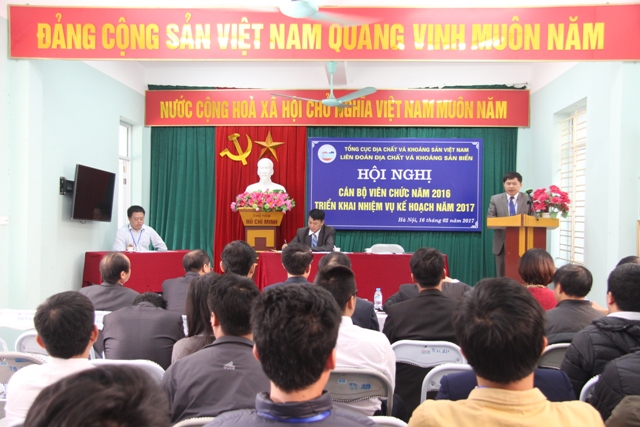 Đồng chí Nguyễn Tiến Thành - Bí thư Chi bộ, Liên Đoàn trưởng Liên đoàn Địa chất và Khoáng sản biển trình bày báo cáo tại Hội nghị