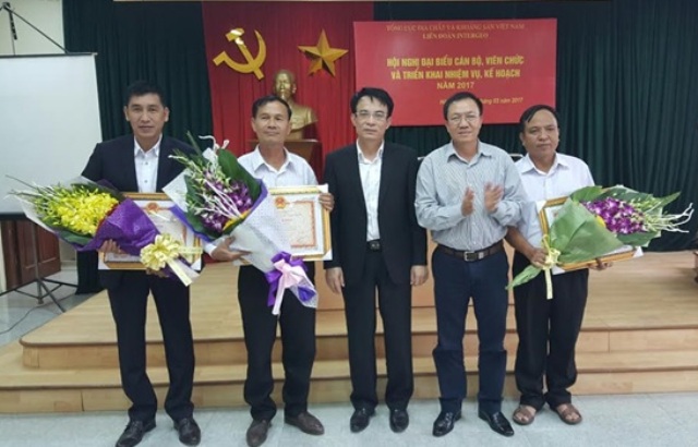 Phó Tổng Cục trưởng Nguyễn Văn Nguyên trao tặng bằng khen Bộ trưởng Bộ Tài nguyên và Môi trường cho các tập thể thuộc Liên đoàn đã có thành tích xuất sắc trong năm 2015