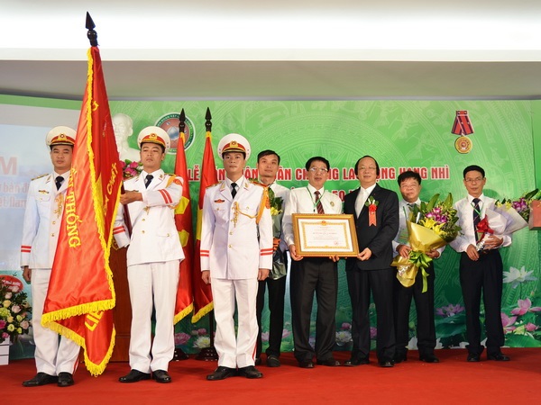 Thứ trưởng Võ Tuấn Nhân trao tặng Huân chương Lao động hạng Nhì